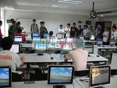 男生選擇計算機網絡技術 發展前景與職業路徑探析